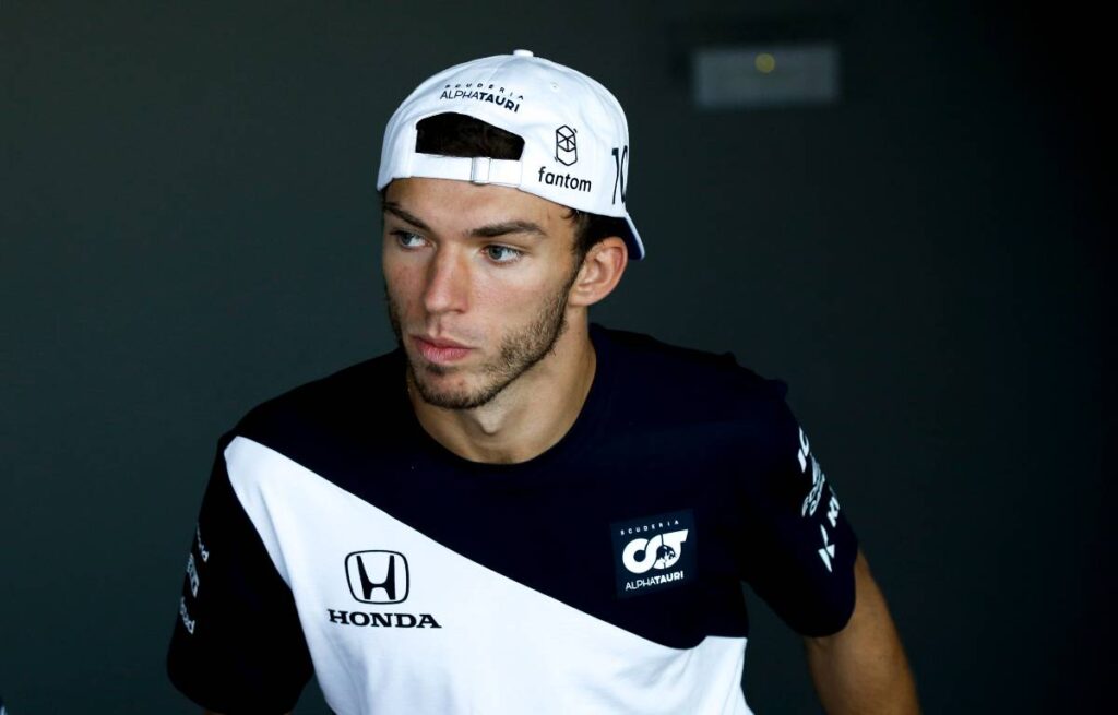 Pierre-Gasly-in-AlphaTauri-team-T-shirt-planetF1